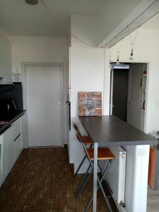 Smaakvol gerenoveerd, licht en ruimtelijk 2-slaapkamer hoekappartement op de 7de verdieping. <br />Rustig en groen gelegen binnen de grote ring in de residentiële wijk "Hollands veld" met alle voordelen van de stedelijke ligging.<br />Energiezuinig dankzij recent vernieuwde centrale CV installatie. (U hoeft dus zelf geen contract aan te gaan voor levering van gas).<br />Rondom voorzien van draai/kip vensters met vliegenramen en afsluitbare, passieve ventilatieroosters. <br />Terras en woonruimtes met panoramisch zicht over Hasselt met het silhouet van de Midden-Limburgse mijnterrils op de horizon.<br />Makkelijk, vlakbij en veilig bewonersparkeren met de auto aan het gebouw en vlakbij op het aanliggend Martinusplein.<br />Gesloten fiets-stalling van de stad Hasselt vlakbij gelegen aan het Martinusplein<br /><br />Vaste inrichting :<br />- Strakke open, volledig uitgeruste inbouwkeuken met lunchbar (zit tot 4 personen).<br />- Badkamer in New-York stijl (zwart-wit) met ruime inloop-regendouche.<br /><br />Beschikbaar vanaf 1/7/2026.<br />