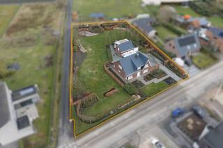 Op een toplocatie in Putte bevindt zich deze landelijke woning met 4 tot 5 slaapkamers (waarvan 1 op het gelijkvloers), een drievoudige garage en berging, gelegen op een schitterend perceel van maar liefst 2935 m². U geniet hier van een uitstekende bereikbaarheid via belangrijke invalswegen, alsook op fietsafstand van het centrum met winkels, scholen en openbaar vervoer.<br /><br />We betreden de woning via de ruime inkomhal. De leefruimte is voorzien van veel natuurlijke lichtinval dankzij de vele raampartijen en biedt een prachtig uitzicht op de tuin en de omliggende weilanden. Deze ruimte kan ingericht worden met een gezellige zithoek en aparte eetplaats. Vanuit de leefruimte is de keuken bereikbaar, volledig uitgerust met de essentiële toestellen. Aansluitend bevindt zich de hal met ingemaakte kasten, die toegang geeft tot de eerste badkamer met douchebad, dubbele wastafel en een aangrenzende slaapkamer.<br /><br />Op de eerste verdieping leidt de nachthal naar 3 ruime slaapkamers, dressing en een tweede badkamer, voorzien van douche, dubbele wastafel en toilet. Verder vindt u hier een veranda/bar met aansluitend terras. De woning beschikt bovendien over een kelder en een zeer ruime opbergzolder. Het prachtig aangelegde perceel met royale tuin nodigt uit om in alle rust te genieten van de groene omgeving en het mooie weer. Het terras voegt extra comfort toe, terwijl de volledig met haag afgesloten tuin het plaatje compleet maakt.<br />Om af te sluiten beschikt de woning ook over een royale drievoudige garage met automatische poorten en een multifunctionele berging.<br /><br />Dit is een uitstekende opportuniteit als u op zoek bent naar een woning gelegen op een uniek perceel van 2935 m². Contacteer ons voor meer informatie op 0472 82 80 66 of via info@boonstravastgoed.be<br /><br />Bijzonderheden:<br />- 4 tot 5 slaapkamers<br />- Ruim perceel van 2935 m²<br />- Tuin met drievoudige garage