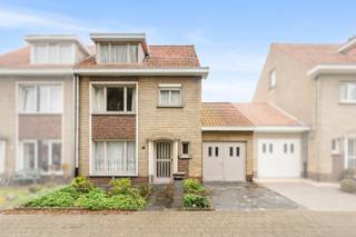 Zeer ruime kloeke woning bestaande uit hal, super gezellige living met zowel zicht op de tuin als het pleintje vooraan de woning. Aparte keuken en toilet met in het verlengde een grote veranda waardoor dit heel wat mogelijkheden biedt. Tevens inpandige garage met zoldertje en een kelder. Boven zijn er maar liefst 3 slaapkamer en een badkamer met als pluspunt een vaste trap naar de zolder waar er nog een 4de slaapkamer werd gecreëerd. En met kers op de taart een grote tuin met heel mooie zichten op de achterliggende velden. Deze woning heeft wat opfrissing nodig maar door de grote ruimtes, de 4 slaapkamers en de gezellige ligging aan een pleintje en de mega tuin is dit de perfecte gezinswoning!!!