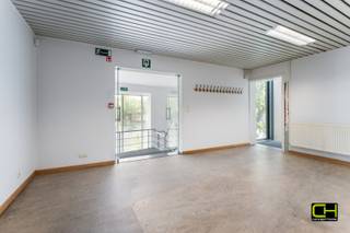 Ontdek dit veelzijdige bedrijfsgebouw, gelegen nabij het cultureel centrum "De Herbakker" en slechts een steenworp verwijderd van de markt van...