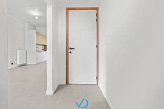 In de Waterkasteelstraat, op een boogscheut van het centrum van Ieper vinden we deze instapklare woning terug. Dankzij de gunstige ligging ben binnen enkele minuten in het stadscentrum én vlot verbonden met tal van invalswegen. Scholen, winkels, openbaar vervoer en tal van voorzieningen bereik je bovendien te voet binnen 5 minuten. <br /><br />De indeling is als volgt. Via de inkomhal met gastentoilet kom je in de lichtrijke leefruimte met open, volledig ingerichte keuken. Achteraan bevindt zich een handige berging en een gezellige koertje waar je heerlijk kan ontspannen. <br /><br />Op de eerste verdieping is er een ruime slaapkamer en een ruime badkamer met inloopdouche, lavabomeubel en toilet. De tweede verdieping telt nog twee volwaardige slaapkamers. Via één van de slaapkamers is er toegang tot de zolder, ideaal als extra bergruimte.<br /><br />De woning werd in 2025 volledig gerenoveerd en biedt tal van troeven: een gunstig EPC, conforme elektrische keuring, asbestveiligheid en een kwalitatieve afwerking waarbij koste noch moeite werden gespaard. <br /><br />Ben je op zoek naar een eerste woning of een interessante investering? Dan is dit de perfecte opportuniteit. Contacteer ons vandaag nog voor een bezoek! 