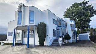 Uitzonderlijke investering met tal van mogelijkheden – praktijk, woning én opbrengsteigendom aan de HasseltwegOntdek deze volledig ingerichte dokterspraktijk met bovenliggende woning én aangrenzende building met verhuurd appartement en multifunctionele ruimte — ideaal als praktijk, kantoor of investering.Gelegen aan het begin van de Hasseltweg, geniet deze eigendom van een toplocatie met maximale zichtbaarheid en vlotte bereikbaarheid.De praktijkruimte is instapklaar en professioneel uitgerust, met een ruime wachtzaal, receptie en drie volledig ingerichte kabinetten. Dankzij de aanpalende eigendom en de bovenliggende woonst is uitbreiding perfect mogelijk.De woning boven de praktijk is onmiddellijk bewoonbaar, smaakvol afgewerkt en voorzien van kwalitatieve materialen.De naastgelegen building omvat:Een gelijkvloerse multifunctionele ruimte (ideaal als kantoor, praktijk of bijkomend appartement)Een verhuurd appartement op de verdieping – goed voor onmiddellijk rendementBovendien beschikt het pand over parkeerplaatsen aan de voorzijde, een aangelegde tuin en een garage achteraan.Een zeldzame kans voor wie wonen, werken en investeren wil combineren op één strategische locatie!Interesse? Neem vandaag nog contact op met ons kantoor voor meer informatie of een bezoek ter plaatse.