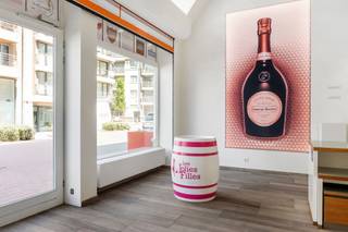 Deze prachtige, ruime handelsruimte bevindt zich in een recent nieuwbouwcomplex op een gunstige ligging in het centrum van Knokke.Het pand is als...