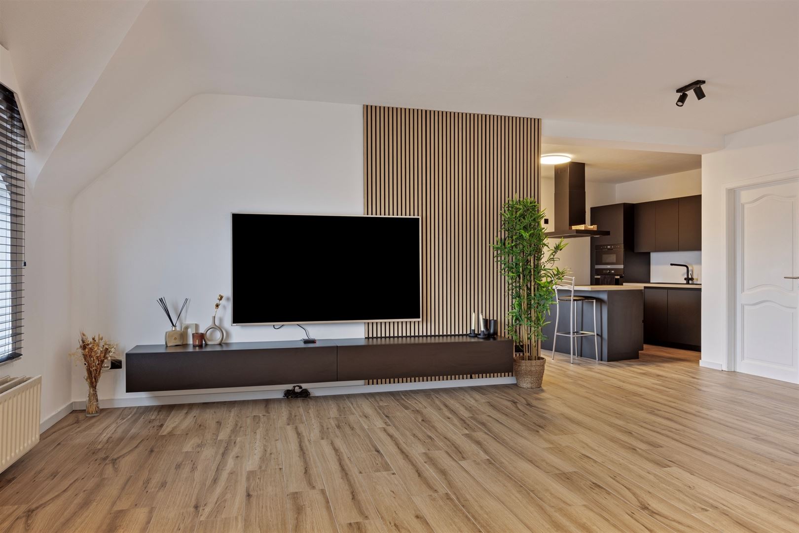 TE HUUR: Ruim gerenoveerd appartement met 3 slaapkamers te Heusden! - foto 5