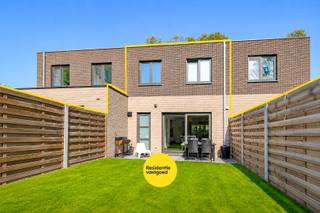 Via de Postwegel nabij de Stationsstraat van Gistel kan men deze recente en volledig instapklare woning terugvinden! Door zijn centrale en rustige ligging zijn alle nodige winkels, scholen en het openbaar vervoer op wandelafstand te bereiken! De woning beschikt op het gelijkvloers over een toffe inkomhal met apart gastentoilet, een ruime en gezellige leefruimte met een aanpalende open en volledig uitgeruste keuken en een wasberging met alle nodige aansluitingen en voorzieningen. Op de bovenverdieping beschikt de woning over 3 ruime slaapkamers en een badkamer met mooie inloopdouche en dubbele lavabo. Tevens beschikt de woning over nog heel wat mooie troeven zoals een zonnige achtertuin met terras en een gemeenschappelijke fietsenberging voor de vier woningen! Huurprijs €1.035 per maand. Beschikbaar vanaf 15-08-2026! Vraag nu uw bezoek aan tijdens ons bezoekmoment van zaterdag 08-08 tussen 14u en 17u! Op afspraak! Vg, Wg, Gmo, Gvkr, Vv ~ Ref. MI24980