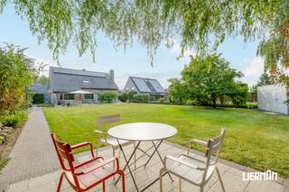 In Erpe bevindt zich deze prachtige, instapklare villa met een bewoonbare oppervlakte van maar liefst 270 m², gelegen op een indrukwekkend perceel van 30 are. Een unieke combinatie van ruimte, comfort, hoogwaardige afwerking en een bijzonder rustige ligging. <br /><br />Bij het betreden van de woning valt meteen de overvloedige lichtinval en de kwalitatieve afwerking op. De royale leefruimte vormt het hart van de woning en straalt warmte en gezelligheid uit dankzij de sfeervolle gashaard. Overal in de woning werd gekozen voor stijlvolle maatkasten en maatmeubilair, wat zorgt voor een harmonieuze uitstraling en optimaal gebruik van de beschikbare ruimte. <br /><br />De volledig uitgeruste keuken biedt alle comfort voor de kookliefhebber en wordt aangevuld met een uiterst praktische bijkeuken. Verder beschikt de woning over een handig bureel op het gelijkvloers, ideaal voor thuiswerk of een zelfstandige activiteit. <br /><br />Op de verdieping vindt u vier ruime slaapkamers, waaronder een luxueuze master suite met dressing. De recente Obumex-badkamer werd afgewerkt met hoogwaardige materialen en biedt een tijdloze, exclusieve uitstraling. <br /><br />Extra troeven zijn de charmante wijnkelder, de dubbele garage en de uitstekend onderhouden tuin die volledige privacy garandeert en volop mogelijkheden biedt om te genieten van het buitenleven. <br /><br />Ook op technisch vlak is deze woning volledig mee met haar tijd. Dankzij de doorgedreven renovaties en kwalitatieve materialen behaalt de woning een EPC-score van slechts 139 kWh/m² (Energielabel B), wat garant staat voor energiezuinig en comfortabel wonen. <br /><br />Een uitzonderlijke villa voor wie op zoek is naar ruimte, rust en kwaliteit, op een toplocatie in Erpe. Een bezoek zal u zonder twijfel overtuigen, contacteer ons via info@immolierman.be of 053 / 89 99 66.