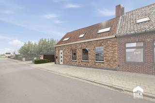 <p>Ruime halfopen woning met 5 slaapkamers en tuin in het landelijke Watou</p>

<p>In de Oude Provenstraat 24 in Watou bevindt zich deze halfopen woning op een perceel van 529 m². Dankzij de landelijke ligging, de ruime indeling en de vijf slaapkamers biedt deze eigendom heel wat mogelijkheden voor wie op zoek is naar een gezinswoning met ruimte en potentieel.</p>

<p> </p>

<p>De woning beschikt over vijf slaapkamers en een badkamer, waardoor ze bijzonder interessant is voor grotere gezinnen of voor wie extra kamers wenst in te richten als bureau, hobbyruimte of dressing. De centrale verwarming op gas, het PVC-schrijnwerk en de dubbele beglazing zorgen voor bijkomend comfort.</p>

<p> </p>

<p>Buiten geniet je van een westelijk georiënteerd perceel, ideaal om in de namiddag en avond van de zon te genieten. De groene en landelijke omgeving vormt een extra troef voor wie rustig wil wonen.</p>

<p> </p>

<p>Met haar ruime perceel, vijf slaapkamers en talrijke mogelijkheden is deze woning een interessante opportuniteit voor wie een thuis volledig naar eigen smaak wil creëren.</p>

<p> </p>

<p>Troeven:</p>

<p>- Halfopen woning op 529 m² grond</p>

<p>- Vijf slaapkamers</p>

<p>- Westelijk georiënteerd perceel</p>

<p>- Rustige, landelijke ligging</p>

<p><span>- </span>Conforme elektriciteit</p>

<p><span>- Schuin dak vernieuwd in 2016</span></p>

<p><span>- Mogelijk om EPC C te behalen, mits schuin dak te isoleren</span></p>

<p> </p>

<p>Neem vandaag nog contact op voor een bezoek aan deze woning in Watou.</p>

<p> </p>

<p>JOUW DROOMHUIS. ZO GEVONDEN!</p>
