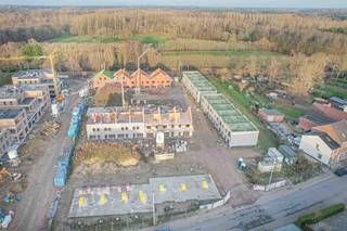 Welkom bij Groene Boort, een aantrekkelijk woonproject in het hart van Boortmeerbeek, gelegen aan de Wespelaarsebaan 55. <br /><br />Dit project omvat 42 gezinswoningen met 2 tot 4 slaapkamers, bewoonbare oppervlaktes van 120 tot 165 m² en een privatieve tuin.<br /><br />Elke woning is ontworpen met oog voor energiezuinigheid en voldoet aan het BEN20-label of beter.<br /><br />De werken aan "Groene Boort" zijn al volop lopende en de eerste woningen zijn al in ruwbouw opgetrokken, wat het project nu echt tot leven brengt. Afwerking is nog mogelijk volgens eigen smaak en stijl zoals opgenomen in het lastenboek.<br /><br />Ondergronds parkeren zorgt voor een rustige en kindvriendelijke omgeving op het woonerf. <br /><br />Dankzij de ligging vlak bij het dorpscentrum woon je rustig, maar toch centraal.<br /><br />Voor wie aan de voorwaarden voldoet, is het verlaagde btw-tarief van 6% toepasbaar. <br /><br />Interesse? Neem contact met ons op of plan je afspraak eenvoudig via onze website.