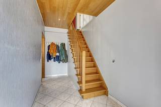 <p>Op een residentiële ligging in Denderleeuw bevindt zich <strong>deze instapklare woning</strong>. Winkels, scholen en openbaar vervoer bevinden zich op een steenworp afstand, evenals de verbindingswegen naar Aalst, Ninove en Brussel. Het treinstation van Denderleeuw bereikt men op slechts 5 minuten rijden. Het gelijkvloers omvat een inkomhal, een ruime living met salon en eetplaats, een vernieuwde leefkeuken en <strong>een garage</strong>. Op het verdiep bevinden zich<strong> drie slaapkamers,</strong> een bureau, een dressing, een berging en maar liefst <strong>twee badkamers</strong>, wat deze woning bijzonder geschikt maakt voor grotere gezinnen of mensen die extra ruimte wensen.<strong> De eigendom is volledig afgesloten en biedt veel privacy. </strong>Tevens beschikt men over <strong>een onderhoudsvriendelijke betegelde tuin, een oprit en een voortuin. Geen renovatieplicht - </strong>Betonnen constructie - Centrale verwarming op stookolie - Buitenschrijnwerk in pvc met dubbele beglazing - Dak met pannen - Sectionale garagepoort</p>