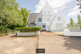 In een doodlopende straat in de Concessie van De Haan bevindt zich deze instapklare halfopen woning.Het pand is ideaal gelegen, op wandelafstand van...