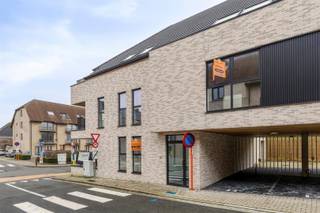 DISCOVERY DAY : samedi 21/02 de 14h à 17h.Venez découvrir cette résidence avec visite de l'appartement. Un signal à l'avance est souhaité.5 derniers appartements ! Achat 6% TVA possible !La Résidence Escautval est un projet exclusif de construction neuve à l'architecture moderne et à la construction traditionnelle en maçonnerie de qualité. Grâce à des murs de 40 cm d'épaisseur parfaitement isolés, des fenêtres en ALU avec verre super isolant, une toiture à deux pans isolée et une isolation acoustique, vous bénéficiez d'un confort de vie et d'une tranquillité optimaux. Les appartements de 1 et 2 chambres sont livrés *prêts à peindre*.Les terrasses spacieuses (de 1,80 m à 2,40 m de large) et les espaces de vie orientés vers le soleil offrent un maximum de lumière et d'expérience extérieure. Le chauffage et l'eau chaude sanitaire sont assurés par une pompe à chaleur air/eau individuelle avec chauffage par le sol, avec un refroidissement actif et de faibles coûts énergétiques comme avantage direct. Le système de ventilation D avec récupération de chaleur garantit un climat intérieur sain.Chaque appartement est équipé de panneaux solaires (niveau E anticipé E20), ce qui permet de bénéficier d'une exonération totale de la taxe foncière pendant 5 ans. Les salles de bains sont luxueusement aménagées avec une douche à l'italienne, un double lavabo et des meubles design. La cuisine entièrement équipée comprend des appareils électroménagers de qualité.En outre, un bouton poussoir "tout éteint" pratique, des carreaux de sol en céramique, du parquet en vinyle dans les chambres, un local de rangement individuel, un local à vélos et des places de parking avec possibilité d'installer une borne de recharge. Les appartements supérieurs disposent d'un grenier (+/- 50 m²) en guise d'espace de rangement supplémentaires.