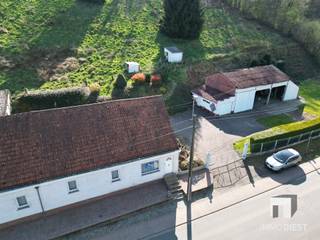 <p><span>Charmante woning met een landelijk karakter in Diest (Kaggevinne)</span></p><p><span>Op zoek naar een woning die rust en ruimte biedt, maar toch dichtbij het stadscentrum ligt? Deze unieke eigendom in Diest (Kaggevinne) ligt op een royaal perceel van maar liefst 4890m² en biedt de perfecte balans tussen landelijke sereniteit en bereikbaarheid.  </span></p><p><span>De halfopen bebouwing beschikt over een ruime slaapkamer en een badkamer met zowel een ligbad als een douche. De functionele keuken is voorzien van alle nodige toestellen, en de wasruimte biedt voldoende plaats voor extra apparatuur.</span></p><p><span>De zolder biedt voldoende plaats voor het creëren van minstens 2 extra slaapkamers.</span></p><p><span>Het bijgebouw met een grote garage biedt talloze mogelijkheden: van garage van je auto, caravan of mobilhome tot het inrichten van een ruime werkplaats of opslagruimte. </span></p><p><span>De omliggende tuin is een ware oase van rust, ideaal voor wie houdt van privacy of groene vingers heeft. Dit perceel biedt volop mogelijkheden om je eigen paradijs in de natuur te creëren. <br />Droomt u van eigen schapen of geitjes? De helling achter de woning is een weide en is zeer geschikt voor grazers. Dankzij de helling geniet u zowel vanuit de woning als vanuit de tuin van heel veel privacy en heeft u direct contact met (zicht op) uw grazers.</span></p><p><span>Gelegen op een rustige verbindingsweg tussen Zichem en Diest, bevindt deze woning zich op een strategische locatie: rustig, maar toch vlakbij het bruisende stadscentrum van Diest. Deze woning is de ideale kans voor wie op zoek is naar comfort, ruimte en een prachtige omgeving. Laat deze unieke kans niet aan je voorbijgaan en ontdek het potentieel van deze charmante eigendom!</span></p><p><span>Deze woning heeft EPC F. Bijgevolg is de renovatieplicht van toepassing.<br />De vermelde oppervlakte is momenteel de kadastrale oppervlakte.<br />Deze eigendom wordt verkocht onder de voorwaarde van het bekomen van een opmetingsplan met grensbepaling van de landmeter, in opdracht van de verkoper.<br /><br />Meer info en een bezoek? <br />Contacteer Immo Diest: 013 31 25 22.<br />Wij laten je de woning graag asap bezichtigen.</span></p><p><span>Kan je niet wachten? Bekijk dan zeker nu al de virtuele tour van deze prachtige eigendom op de website <span>www.immodiest.be</span></span><span> </span></p><p><span>Disclaimer:<br />De gebruikte AI-renders op deze website zijn gecreëerd met behulp van artificiële intelligentie en dienen uitsluitend ter illustratie van de mogelijke inrichting of uitstraling van een pand. Deze beelden zijn niet bindend en geven geen garantie over de huidige of toekomstige toestand van het vastgoed. Afmetingen, materialen, kleuren en inrichting op de AI-renders kunnen afwijken van de werkelijkheid. Geïnteresseerden worden aangeraden steeds het pand persoonlijk te bezichtigen en geen rechten te ontlenen aan de getoonde visualisaties. Voor vragen of verduidelijkingen kan u steeds contact opnemen met Immo Diest. </span></p><p><span> </span></p>