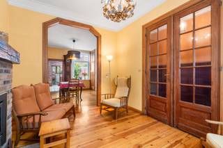 <p><u><strong>Te koop:</strong></u> charmante woning in het centrum van Zaventem, op korte afstand van het treinstation en belangrijke invalswegen.<br /><br />Deze woning uit 1932 biedt een ideale starterswoning met een praktische indeling en een dak dat reeds geïsoleerd is. Gelegen in het hart van Zaventem, geniet u van alle voorzieningen op wandelafstand. De badkamer boven is uitgerust met douche en wc, wat zorgt voor extra comfort. De gezellige tuin en het terras maken het geheel compleet.<br /><br /><u><strong>Belangrijkste ruimtes:</strong></u><br />• Woonkamer (12 m²) met aangename lichtinval<br />• Eetkamer (13,5 m²) aansluitend op de woonkamer<br />• Keuken (7 m²) met toegang tot terras (9 m²)<br />• Tuin (21 m²) voor ontspanning<br />• Drie slaapkamers (25,6 m², 17,5 m² en 13,6 m²)<br />• Badkamer (5 m²) met douche en wc<br />• Kelder (32 m²) voor extra opslag<br /><br /><u><strong>Troeven:</strong></u><br />• Centrale ligging in Zaventem<br />• Dak geïsoleerd, badkamer boven met douche en wc<br />• Ideaal als starterswoning<br /><br />Meer informatie of een bezoek met Joery Van De Gucht? Contacteer ons via +3223351115<br />JOUW DROOMHUIS. ZO GEVONDEN!</p>