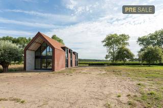 Deze buitengewone nieuwbouw villa, dat uitermate gunstig in de serene landelijke omgeving van Moerkerke (Damme) gelegen is, biedt een zeldzame kans...