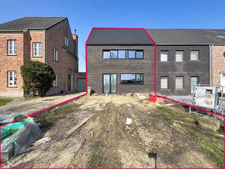 La disposition est fournie comme suit (en tenant compte de l'état structurel) :- Hall d'entrée spacieux avec possibilité de toilettes pour les invités.- Espace de vie ouvert avec beaucoup de potentiel pour un coin repas et un salon lumineux, bénéficiant de grandes fenêtres.- Espace cuisine ouvert, prêt à installer une cuisine de rêve avec un îlot de cuisson.- Possibilité de deux espaces de rangement (rez-de-chaussée et premier étage)- Trois chambres au premier étage- Salle de bain avec les raccords nécessaires pour une douche à l'italienne, une double vasque et des toilettes.- Grand sous-sol et grenier, tous deux accessibles par un escalier fixe et offrant beaucoup d'espace supplémentaire.À l'extérieur, il y a la possibilité d'une cour avant confortable et d'une cour arrière spacieuse. Il y a déjà une dépendance pratique dans la cour qui est équipée d'une cuisine, de toilettes et d'une douche. Il y a deux places de parking à l'arrière de la parcelle, accessibles par la rue située derrière.Détails :- Surface habitable : 195 m² sur un terrain de 367 m².- État : phase structurale (BJ : 2025) - Encore complètement à terminer par vous-même.- Énergie : PEB très favorable (-16,07 kWh/m²), contrôle électrique conforme (pour le gros œuvre), double vitrage et équipements pour le système de ventilation de type D disponibles.- Techniques : Chauffage par radiateurs électriques.Ce nouveau projet de construction d'envergure au fort potentiel vous intéresse ?Demandez votre visite via veerle.pierar@dewaele.com ou le 03/369.42.50.(ré) Acheter ou (louer) dans le Noorderkempen ?Si vous avez des questions, vous pouvez toujours nous contacter !Immobilier DewaeleCes visualisations basées sur l'IA sont destinées à inspirer. Les spécifications techniques, les réglementations d'urbanisme ou les possibilités concrètes de réalisation n'ont pas été prises en compte.Registre des mesures: non