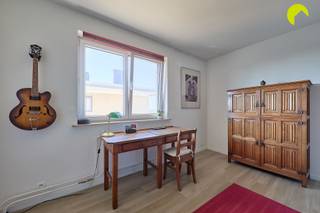 <p><span>Gelegen aan de Fruithoflaan bieden wij u deze gerenoveerde penthouse (85m²) aan met een prachtig uitzicht over Antwerpen! Het appartement vinden we terug op de 12e verdieping van een goed onderhouden gebouw.</span></p><p><span>De locatie is een absolute troef. Het appartement bevindt zich op de groene Fruithoflaan met de Delhaize en diverse winkels, banken, scholen en sportfaciliteiten op wandelafstand.  </span></p><p><span>Ook openbaar vervoer is in de directe nabijheid. (treinstation Berchem, tram 7 en 15 en diverse bus verbindingen) net als het vélo-systeem van de stad Antwerpen. Belangrijke invalswegen bereik je in enkele minuten. </span></p><p><span> </span></p><p><span>Het gebouw zelf wordt heel goed onderhouden. Zo werd het dak vernieuwd en voorzien van voldoende isolatie. Ook de liften, de inkomhal en parlofonie kregen reeds een upgrade.</span></p><p><span>Het appartement beschikt overal over dubbele beglazing met pvc schrijnwerk, de collectieve centrale verwarming verloopt op gas en de elektriciteit is conform aan de voorschriften van het AREI. Na controle werd het appartement ook als asbestveilig gecategoriseerd.</span></p><p><span> </span></p><p><span>Indeling:</span></p><p><span> </span></p><p><span>We betreden het appartement via de veiligheidsdeur (brand en inbraak). Van zodra u het appartement betreedt wordt u als het ware naar de grote ramen gezogen door het fenomenale uitzicht. Op mooie dagen ziet u de haven en Kathedraal van Antwerpen, tot zelfs de Sint-Romboutstoren in Mechelen.</span></p><p><span>De keuken, die vernieuwd werd en voorzien is van alle comfort, werd geïntegreerd in de leefruimte. Aan de voorzijde van het gebouw vinden we het terras (13m²). Hier is een elektrische zonneluifel voorzien. Aan de ramen werden er ook elektrische zonnescreens geïnstalleerd.</span></p><p><span> </span></p><p><span>We lopen verder door en bereiken de 2 volwaardige slaapkamers. Tevens vinden we achteraan in het appartement de ingerichte badkamer met inloopdouche en een gastentoilet.</span></p><p><span> </span></p><p><span>De vaste maandelijkse kosten bedragen circa 300 euro/maand (syndicus, blokpolis, onderhoud gemene delen + liften, provisie water en verwarming, reservefonds).</span></p><p><span> </span></p><p><span>Inclusief in de prijs een praktische kelderberging.</span></p><p><span>Mogelijkheid om een garagebox (in een ander gebouw in de buurt) bij aan te kopen aan € 25.000 euro.</span></p><p><span> </span></p><p><span>Graag som ik voor u nog even de troeven op van deze prachtige penthouse:</span></p><p><span> </span></p><ul><li><span>Toplocatie: in directe nabijheid van winkels, openbaar vervoer, verbindingswegen,...</span></li><li><span>Prachtig wijds uitzicht</span></li><li><span>Totaalrenovatie 2018</span></li><li><span>Cv op gas, elektriciteit conform, asbestveilig</span></li></ul><p><span> </span></p><p><span>EPC 138 kWh/m² jaar (B-label)</span></p><p><span>P-score: A, G-socre: A</span></p><p><span> </span></p><p><span>Voor een bezoek ter plaatse kan u ons contacteren op het nummer 03 449 42 41 of mail ons via hallo@habicom.be.</span></p><p><span>Benieuwd naar de waarde van jouw woning?  Check het gratis op <span>www.watismijnhuiswaard.be</span></span><span> </span></p><p><span> </span></p>