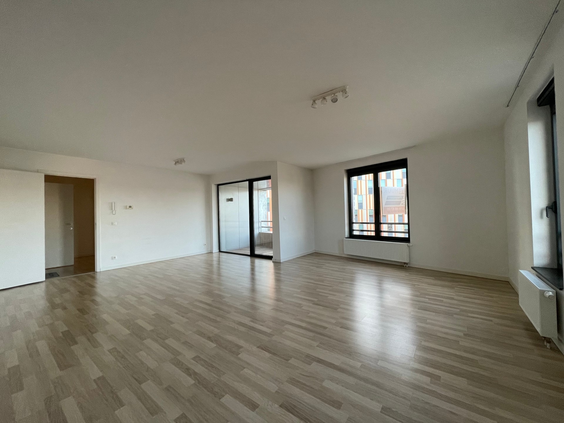 Appartement met 2 slaapkamers, terras en parking - foto 4