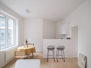 <strong>Appartement 1 chambre rénové avec cour urbaine près de Gent Zuid</strong><br /><br />Situé à un emplacement de choix, derrière la Keizer Karelstraat et à distance de marche de Gent Zuid et du centre-ville, cet appartement rénové au rez-de-chaussée offre un confort moderne dans un cadre calme.<br /><br />L’immeuble à petite échelle ne compte que trois entités, garantissant une gestion simple et de faibles charges mensuelles. Entièrement rénové en 2025 avec une attention particulière portée à l’isolation, à l’esthétique et à la qualité, il affiche un excellent score PEB de 123 kWh (label B).<br /><br />L’appartement dispose de 68 m² de surface habitable et d’une agréable cour urbaine de 11 m² — un atout rare en plein cœur de Gand. L’agencement est bien pensé, les espaces sont lumineux et les finitions soignées.<br />La rue calme et le hall d’entrée privatif constituent des atouts supplémentaires.<br /><br /><strong>En résumé, une belle opportunité pour jeunes professionnels ou investisseurs à la recherche d’un appartement économe en énergie et sans souci, situé dans un emplacement privilégié.</strong><br /><em>(Frais de mesurage et d’acte de base à charge de l’acheteur.)</em>