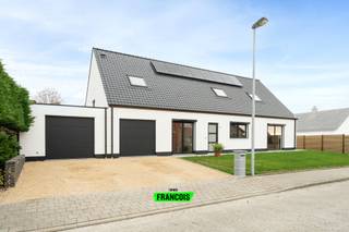 Deze totaal gerenoveerde en instapklare woning in de Kasteelstraat 28 te Hooglede bevindt zich op wandelafstand van bakkers, slagers, scholen en...