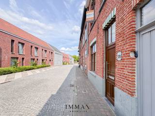 Op een rustige locatie in het historische centrum van Brugge, vlak bij de idyllische Potterierei, vindt u deze volledig gerenoveerde en...