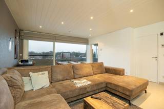 <p>Dit appartement, gelegen op de derde verdieping, biedt een aangename woonervaring in het centrum van Hemiksem. Je woont in een rustige buurt, met winkels, scholen en openbaar vervoer vlakbij.</p><p><br /></p><p>Het appartement bestaat uit een grote woonkamer met veel lichtinval - een uitgeruste keuken - een terras aan de voorzijde - een ruime badkamer met ligbad - een nachthal dat leidt naar de drie volwaardige slaapkamers en een balkon.</p><p><br /></p><ul><li>Rustig wonen in een doodlopende straat</li><li>Veel natuurlijke lichtinval dankzij grote raampartijen</li><li>Kelderberging en lift aanwezig</li><li>Dak is geïsoleerd</li><li>Asbestveilig</li></ul>