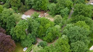 Bouwklaar perceel van 2076 m² gelegen in het prestigieuze Schotenhof. Deze villawijk staat bekend om haar rust, groene omgeving en exclusieve villabebouwing. Een ideale plek voor wie op zoek is naar privacy, ruimte en een hoogwaardige woonkwaliteit, op een boogscheut van het centrum van Schoten met een uitstekende bereikbaarheid en nabijheid van scholen, winkels, sportfaciliteiten en belangrijke invalswegen.<br /><br />Het perceel bevindt zich op de hoek van de Grote Singel en de Vinkenlei, met een straatbreedte van 53,7 meter aan de Grote Singel en 29,73 meter aan de Vinkenlei.<br /><br />Het perceel heeft een zonnige oriëntatie, wat zorgt voor een optimale lichtinval en zon in de tuin  ideaal voor wie graag buiten leeft en geniet van natuurlijke lichtinval in de woning.<br />De bouwmogelijkheden zijn ruim en bieden veel vrijheid om een woning naar eigen wens te realiseren.<br /><br />Er is een maximale bebouwde oppervlakte van 250 m², inclusief bijgebouwen. De kroonlijsthoogte mag tot 7 meter bedragen, met een nokhoogte tot 12 meter, wat ruimte laat voor een volwaardige verdieping en zolder. De dakvorm is vrij te kiezen, wat architecturale flexibiliteit biedt. Daarnaast zijn ondergrondse constructies en garages toegelaten onder bepaalde voorwaarden.<br /><br />Bijgebouwen mogen tot 3,5 meter hoog zijn.<br /><br />Voor meer informatie omtrent de bouwvoorschriften kan u ons steeds mailen of bellen.<br />Deze vindt u ook terug op onze website onder downloads.