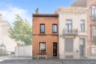 Op een steenworp van Bordet ontdekt u deze prachtige vrijstaande woning in Evere, in het hart van een rustige en aangename residentiële wijk. De gunstige ligging laat u genieten van een rustige leefomgeving terwijl u toch in onmiddellijke nabijheid bent van het openbaar vervoer, scholen, winkels en alle dagelijkse voorzieningen.<br /><br />Met een oppervlakte van meer dan 315 m² valt dit pand op door zijn uitzonderlijke volumes, lichtinval en de talrijke inrichtingsmogelijkheden die het biedt. Het gelijkvloers bestaat uit een ruime, lichtovergoten woonkamer, open naar een keuken met eethoek. U vindt er ook een veranda, ideaal als relaxruimte of die de mogelijkheid biedt om de keuken naar wens uit te breiden. Buiten verlengt een groot terras de leefruimtes en geeft toegang tot een prachtige zuidgerichte tuin van ongeveer 100 m², perfect om van de zonnige dagen te genieten.<br /><br />Twee trappen, aan weerszijden van het huis, geven toegang tot de eerste verdieping. Deze verdieping omvat een grote slaapkamer en een lange gang die leidt naar een tweede slaapkamer met een eigen badkamer met jacuzzi, wat een echte wellnessruimte biedt.<br /><br />Op de tweede verdieping vindt u nog twee grote slaapkamers, een badkamer en een ruimte die gemakkelijk kan worden ingericht als bureau, speelkamer of dressing, afhankelijk van uw behoeften.<br /><br />Tot slot herbergt de bovenste verdieping nog een extra slaapkamer die de talrijke ruimtes van deze woning harmonieus aanvult.<br /><br />Deze woning is een zeldzame kans voor een gezin dat op zoek is naar grote ruimtes, veel licht en een pand met talrijke inrichtingsmogelijkheden. Ze is ook ideaal voor een belegger die een woning met sterk potentieel in een gegeerde buurt wil verwerven.<br /><br />