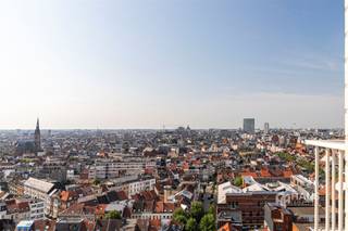 <p><span>In Residentie Lichttoren woon je op een toplocatie aan de voet van Park Spoor Noord, de groene long van de stad, op wandelafstand van het Eilandje. Je geniet hier van een rustige woonomgeving met alle troeven van Antwerpen binnen handbereik. Winkels, horeca en openbaar vervoer bevinden zich vlakbij, terwijl je met de wagen in enkele minuten de Ring en de belangrijkste invalswegen bereikt.</span></p><p><span>Dit verzorgde appartement bevindt zich op de vijftiende verdieping en trakteert je elke dag op een indrukwekkend panoramisch uitzicht over Park Spoor Noord. Het gebouw werd opgetrokken in 2011 en het appartement verkeert in uitstekende staat, waardoor je hier meteen je intrek kan nemen. Bovendien geniet je van een gunstige EPC-score.</span></p><p><span>Via de inkomhal bereik je de aparte wc, de badkamer (5 m²) met ligbad/douche en dubbele lavabo, en een praktische berging/wasplaats. Aan het uiteinde van de hal bevindt zich een eerste slaapkamer van 11 m². De lichtrijke leefruimte, gelegen op de hoek van het gebouw, profiteert dankzij de grote raampartijen van een overvloed aan natuurlijk licht en een adembenemend uitzicht. De open keuken is volledig uitgerust met een kookplaat, dampkap, spoelbak, ingebouwde oven, vaatwasser en koelkast. Zowel vanuit de woonkamer als vanuit de tweede slaapkamer (8 m²) heb je toegang tot het terras (8 m²), waar je in alle rust geniet van het uitgestrekte zicht over het park en de stad. Het appartement wordt momenteel verhuurd voor 1525€/mnd.</span></p><p><span>Droom je ervan om elke dag wakker te worden met een panoramisch uitzicht over Antwerpen? Dan is dit appartement absoluut een bezoek waard. Bewoonbare opp. 68 m² – ref.: bruikbare vloeropp. EPC. Voor meer info of een gratis schatting surf naar www.hansimmo.be</span></p><p><span> </span></p>