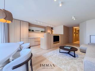 Situé dans un emplacement de choix à Knokke, à deux pas de l'emblématique place Rubens, cet appartement 3 pièces avec salle de bains, spacieux et luxueusement rénové, est orienté ouest. Grâce à une façade de près de 6 mètres de large, vous bénéficiez ici d'une magnifique vue latérale sur la mer et d'une luminosité exceptionnelle. Depuis le hall d'entrée spacieux, doté d'un vestiaire et de toilettes séparées pour les invités, vous accédez à l'espace de vie lumineux situé à l'avant. Le salon baigne dans la lumière naturelle et offre une belle vue sur la mer. Vient ensuite la cuisine ouverte, entièrement équipée et finie avec des matériaux de haute qualité. L'appartement dispose de trois chambres, chacune dotée de sa propre salle de douche attenante. L'une des chambres donne directement accès à la terrasse. Les finitions ont été réalisées avec des matériaux particulièrement qualitatifs et durables, ce qui contribue au caractère exclusif de cet appartement.<br /><br />Un cellier privé est inclus, ainsi qu'un local à vélos commun facilement accessible au rez-de-chaussée.<br />Registre des mesures sur demande.<br /><br />N'hésitez pas à nous contacter pour plus d'informations : tél. : 050 62 44 14 ou via knokke@immax.be