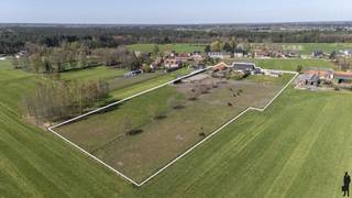 <strong>Riante, gerenoveerde hoeve (1932) nabij Provinciaal Groendomein Prinsenpark op privé-domein van ca. 2 hectare. De hoeve met paardenstallen werd in 2001 en verder in 2020 (dak, zonnepanelen) en 2025 (verwarming) doorgedreven gerenoveerd en omvat 4 à 6 slaapkamers, 2 badkamers,1 douchekamer, een thuiskantoor, een poolhouse en een afzonderlijke paardenstal (9 boxen) met directe toegang tot de aangrenzende weides en zandpaddock. De weides zijn volledig omheind en voorzien van automatische drinkbakken voor weidedieren. De hoevevilla zelf ademt authenticiteit en warmte en is kwalitatief afgewerkt en zeer ruim. Zij biedt een combinatie van wooncomfort, praktische voorzieningen (o.a. douchekamer in het poolhouse, riante benendenbadkamer, etc.) en beschikt over een grote inpandige garage die bijkomend gebruikt kan worden voor opslag of betrokken binnen het woongeheel. De woning beschikt over een uiterst gunstige EPC-score van 113kWh/m²/jaar (label B) en is asbestveilig. </strong><br /><br /><strong>De ligging van het domein is uniek en de troef bij uitstek. De woning is zuid(west)georiënteerd en gelegen in agrarisch gebied. Er is voldaan aan voorwaarden 'zonevreemde woning', wat maakt dat het domein ook bewoond kan worden en niet louter moet dienen in het kader van (para-)agrarische activiteiten. Het uitgestrekt gebied Wenen-Geenend-Prinsenpark is één van de mooiste en meest natuurlijke buurten te Retie. De residentiële aard van de wijk (ondanks agrarisch gebied) maakt dat deze wijk uiterst rustig is. Bovendien is de woning gelegen op wandelafstand van natuurgebieden (o.a. Prinsenpark), wandel- en fietsroutes, sportvoorzieningen ('t Vossekot), Meulenzicht en De Watermolen Retie, etc. </strong><br /><br /><em>Gelijkvloers niveau:<br /></em><strong><br /></strong><span>Via de inkomhal met ruimte voor garderobe en gastentoilet heeft u toegang tot de thuiskantoorruimte en de woonkamer. De leefruimte met fraai zicht op de tuin en achterliggende paardenweiden is opgedeeld in een eetgedeelte en een gezellige zithoek op tussenniveau. Onder deze zithoek is een authentieke bergkelderruimte aanwezig. Vanuit de lichte leefruimte heeft u verder toegang tot de keuken met op zijn beurt toegang naar de buitenhal. De keuken is open (verbonden met de woonkamer), enorm lichtrijk en volledig uitgerust. Aan deze keuken bevindt zich de hal die toegang geeft tot de tuin, een riante benedenbadkamer (met douche, twee lavabo's en inbouwkasten), de wasplaats en grote garage met sectionaalpoort.</span><br /><br /><em>Bovenverdieping:<br /></em><strong><br /></strong><span>Op het eerste verdiep bevindt zich o.a. een ruime hoofdslaapkamer met 2 inloopdressings. De bovenbadkamer is uitgerust met ligbad, inloopdouche en toilet. Verder zijn er op deze verdieping bijkomend 3 volwaardige slaapkamers, ideaal voor kinderen, logés of extra opslag, werk-/hobbyruimtes. </span><br /><br /><em>Stalgebouw en buitenruimte:<br /></em><strong><br /></strong><span>Het eigendom is verder bijzonder geschikt voor dierenliefhebbers. De stalaccommodatie is voorzien van 9 ruime paardenboxen, elk uitgerust met automatische drinkbakken. Verder is er ruimte voor opslag of inrichting van fokfaciliteiten, zadelkamer, etc. De paarden (of andere weidedieren) kunnen via de binnenkoer rechtstreeks naar de aanpalende, ruime en opgedeelde weides en zandpaddock, wat zorgt voor een uiterst optimale leef- en trainingsomgeving. De achterliggend gelegen weides zijn allen stijlvol afgemaakt in hout en voorzien van drinkwater.</span><br /><br /><span>Bijzonderheden</span>:<br />- Uitzonderlijke ligging: uitgestrekt domein nabij Prinsenpark<br />- Nabij Nederland en verbindingsweg E34 (Antwerpen - Eindhoven)<br />- Regio met sterke affiniteit voor paarden: diverse stoeterijen, maneges en hippische faciliteiten<br />- Centrale ligging: het Azelfhof, Sentower Park en De Peelbergen zijn goed bereikbaar<br />- Uiterst zorgeloze woning: o.a. B-label en asbestveilig