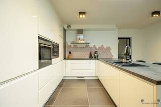 Bienvenue dans la Rosveldstraat à Schoten ! Disposition : En entrant par le hall d'entrée, on trouve un vestiaire avec des armoires encastrées à...