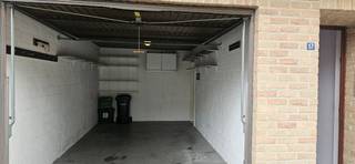 Zeer mooi en rustig gelegen appartement in een doodlopende straat (Steenlandlaan), toch heel centraal op wandelafstand van de school, bakker, het mooie Moretusbos,... . Dit appartement is energiezuinig en heeft sinds kort ook de mogelijkheid om zonnepanelen te plaatsen per wooneenheid. Het dak is recentlijk vernieuwd, de VME valt ook in eigen beheer van de blok. Terras ligt met mooi zicht over 'het kalf' en heeft geen inkijk. De garage is inpandig en verleent directe toegang aan de inkomhal! De garage is verplicht bij aan te kopen tegen 25.000 euro. Het appartement is volledig instapklaar gemaakt en kan je direct bewonen of verhuren. Het beschikt over twee slaapkamers, een apart toilet, een berging aan de open keuken, een zonnige woonkamer, badkamer en een extra aparte berging. Tevens zijn er aparte meters en heeft de kelder een eigen bergruimte per apartement. Een extra staanplaats voor de garage is ook een troef.