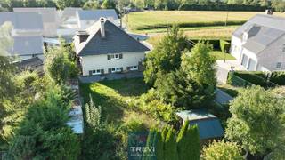 Herne, prachtige klassieke villa met magnifieke ruimtes en een enorm potentieel. De woning bestaat uit een ruime inkomhal met apart toilet...