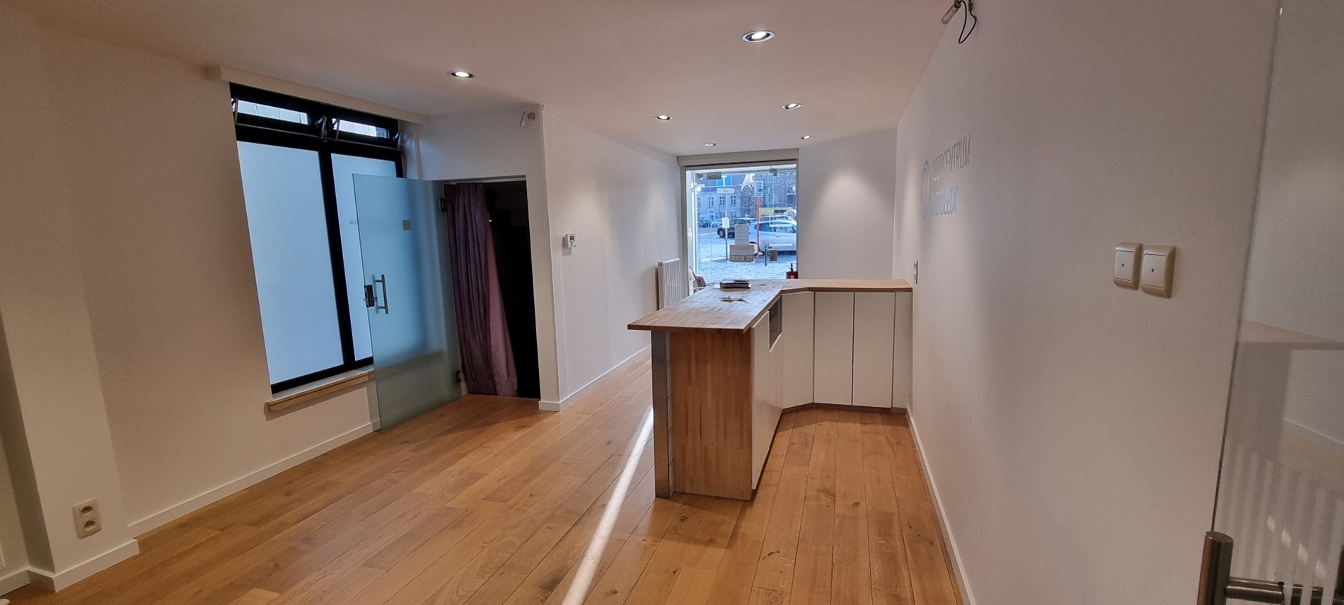 Gunstig gelegen handelspand in hartje Wommelgem - foto 2