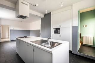 <strong>Mooi gelegen vrijstaande woning met inpandige garage op een groot perceel van ca. 1.099 m² <br />Rustig gelegen nabij het centrum van Arendonk . De woning is naar uw eigen idee in te delen.<br />EPC label C en goedgekeurde electriciteit.</strong><br /><br /><span>Gelijkvloers</span><br /><span>U betreedt de woning via de inkomhal met toegang tot de inpandige garage.</span><br /><span>Ruime woonkeuken, voorzien van kookeiland.<br />Voormalige woonkamer, nu ingedeeld als 3 slaapkamers.<br /></span>Badkamer en apart toilet.<br /><br /><span>Eerste verdieping</span><br /><span>De vaste trap in de inkomhal brengt u naar de eerste verdieping. Hier bevinden zich momenteel 2 slaapmamers en badkamer.</span><br /><br /><span>Buitengebeuren</span><br /><span>De woning heeft aan de voorzijde parkeerruimte en er is een diepe achtertuin met uitzicht over de weilanden.</span><br /><br /><span>Bijzonderheden</span><br /><span>- epc C</span><br /><span>- goedgekeurde electriciteit.</span><br /><span>- woning kan naar eigen inzicht worden ingedeeld.</span><br /><span>- woning met vele mogelijkheden.</span>