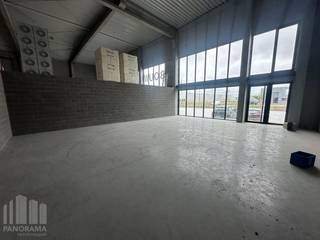 <p>Aantrekkelijke <strong>casco </strong>handelsruimte/showroom te huur in het gebouw Devooght. Fantastisch gelegen midden in de <strong>industriezone Ieperlee-Kanaal</strong> en langs de drukke Zwaanhofweg (N38) met goede visibiliteit. <br /><br />Dit commerciële pand betreft een<strong> showroom/handelsruimte</strong> van ca. 150 m² en beschikt over een <strong>open space</strong>. De handelsruimte geniet van <strong>grote raampartijen</strong> waardoor men geniet van een uitstekende visibiliteit langs de voorzijde van het gebouw. De ruimte wordt aangeboden als casco handelsruimte en wordt voorzien van de basistechnieken. Zo kunt u het pand volledig afstemmen volgens uw eigen noden en wensen. De afwerking en eventuele inrichting kunnen in overleg met de eigenaar verder besproken worden.<br /><br />Bovendien is er <strong>ruime parkeergelegenheid</strong> vlak voor de deur. Als extra troef worden op de parking binnenkort een Bpost-pakketautomaat (BBOX) en snellaadpalen voor elektrische voertuigen geplaatst. <br /><br />Het handelspand biedt<strong> tal van mogelijkheden</strong> voor onder meer een frituur, broodjeszaak, koffiebar of andere commerciële activiteiten zoals u kan zien op de AI gemaakte renders.<br /><br />Interesse? Neem vandaag nog contact met ons op voor meer informatie of een vrijblijvend plaatsbezoek. Bel PANORAMA B2B op <strong>0460 97 66 66</strong>.</p>
