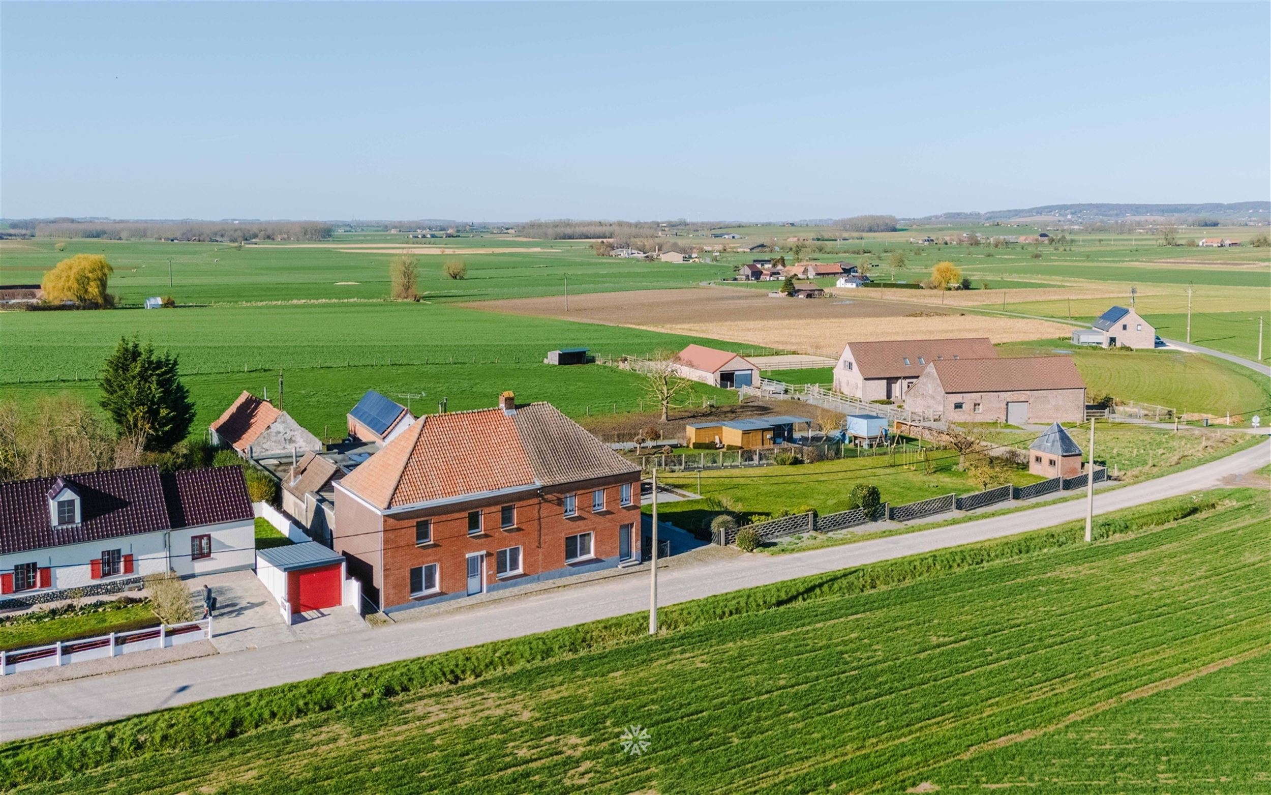 Landelijk gelegen dubbele woning met enorm potentieel - foto 2