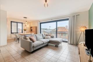 <span>Op een residentiële locatie in hartje Sint-Kruis bevindt zich dit TRENDY GERENOVEERD appartement met 2 SLAAPKAMERS, GARAGE &amp; ZONNIG TERRAS. Dit LUMINEUS appartement (2°V) is praktisch ingedeeld: inkomhal met toilet, zonovergoten leefruimte met toegang tot het ZUIDgericht TERRAS, prachtig gerenoveerde keuken (o.a. inductiekookplaat, oven, microgolfoven, vaatwas, ijskast, diepvries, ...), 2 ruime slaapkamers, moderne badkamer (ligbad met douche, lavabo, handdoekdroger) en berging/wasplaats. Extra's: dubbele beglazing in PVC, goedgekeurde elektriciteit, kleine en verzorgde residentie, inclusief GARAGE. TOPLOCATIE in de nabijheid van centrum Brugge, winkels, scholen, openbaar vervoer,... Maak jij van dit sprankelend appartement jouw nieuwe thuis?</span><br /> 