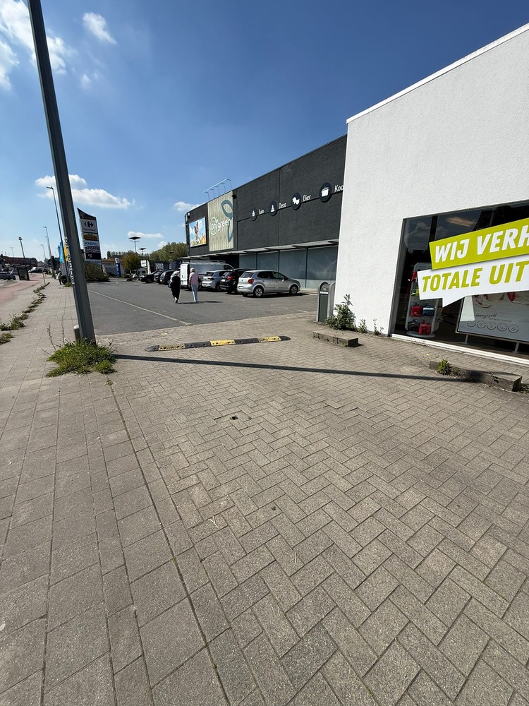 BAANWINKEL MET PARKING NABIJ MEDI MARKET, CARREFOUR, KRËFEL, ... - foto 3