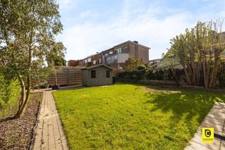 <p><span>Ruime halfopen bebouwing met 4 slaapkamers in rustige, kindvriendelijke straat te Aartselaar</span></p><p><span> </span></p><p><span>Deze prachtige halfopen woning bevindt zich in een doodlopende straat, op wandelafstand van het dorpscentrum van Aartselaar. Ideaal voor gezinnen die op zoek zijn naar rust, ruimte en een goede verbinding naar Brussel, Antwerpen en Mechelen.</span></p><p><span> </span></p><p><span>Indeling:</span></p><p><span> </span></p><p><span>Gelijkvloers:</span><span><br />Bij binnenkomst in de inkomhal heeft u toegang tot de dubbele inpandige garage, de berging met aansluiting voor wasmachine en droogkast, en een polyvalente kamer die dienst kan doen als bureau of extra slaapkamer. Verder beschikt de woning over een ruime, onderhoudsvriendelijke tuin.</span></p><p><span> </span></p><p><span>Eerste verdieping:</span><span><br />De eerste verdieping omvat de gezellige, lichtrijke living, een volledig geïnstalleerde open keuken en een gastentoilet.</span></p><p><span> </span></p><p><span>Tweede verdieping:</span><span><br />Op de tweede verdieping vindt u de badkamer met bad, douche, lavabomeubel en toilet, en drie ruime slaapkamers.</span></p><p><span> </span></p><p><span>Locatie</span></p><ul><li><span>Wandelafstand van het dorp van Aartselaar </span></li><li><span>Doodlopende straat </span></li><li><span>Gemeentelijke speeltuin op einde van de straat </span></li></ul><p><span> </span></p><p><span>Extra voordelen:</span></p><ul><li><span>Halfopen bebouwing </span></li><li><span>Veel natuurlijke lichtinval</span></li><li><span>Gevelbreedte van 8 meter </span></li><li><span>4 slaapkamers </span></li><li><span>Gunstig EPC label ( B)</span></li><li><span>Betonconstructie </span></li><li><span>Verwarmingsketel op gas 2011</span></li><li><span>Dubbele garage en ruime oprit, geschikt voor meerdere auto’s ( ideaal voor elektrische te laden) </span></li></ul><p><span> </span></p>
