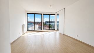 Dit appartement van ca 94 m² bevindt zich op de derde verdieping van de statige en residentie ‘Liberty’. Een knappe recente realisatie die meteen in het oog springt op het trendy Eilandje. Met de Schelde vlakbij en het Red Star Line Museum als overbuur is deze ligging zonder twijfel de ideale uitvalsbasis in de stad.<br /><br />De ruime ‘doorzon’ leefruimte op parkettegel heeft een mooi lichtinval dankzij de grote en kamerhoge raampartijen. Aansluitend bevindt zich de open keuken. Deze is uitgerust met een werkblad in composietsteen en kwalitatieve keukentoestellen van Bosch: oven, kookplaat, vaatwasser en koelkast zijn netjes ingebouwd.<br /><br />Grenzend aan de keuken, is het zuidgericht terras van ca 13 m² de ideale plaats om te genieten in alle rust.<br />De hoofdslaapkamer ligt eveneens aan de rustige achterzijde en is aangenaam ruim. De tweede slaapkamer kan perfect ingericht worden als logeerkamer, dressing of bureau.<br /><br />Beide slaapkamers kunnen gebruikmaken van de stijlvolle badkamer met design lavabomeubel en ruim ligbad met regendouche.<br />Een apart toilet en een berging met aansluitingen voor wasmachine en droogkast vervolledigen het appartement.<br /><br />Een ondergrondse autostaanplaats is verplicht bij te huren aan 130 Euro per maand.<br />Gemeenschappelijke fietsenstalling is voorzien in het gebouw.<br /><br />Gemeenschappelijke lasten: 120 Euro per maand.<br />Alle nutsvoorzieningen (gas, water en elektriciteit) zijn privé op te nemen door de huurder.<br /><br />Beschikbaar vanaf 1 juli 2026.