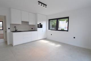 Dit schitterende en vernieuwde duplex appartement heeft een zeer rustige ligging en toch op een paar minuten van Kennedy Park, ziekenhuis, E17...