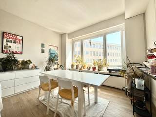<p>Ideaal gelegen op de 4e verdieping van een hoekgebouw aan Flagey, op een steenworp afstand van de Vijvers van Elsene, dit mooie appartement van 88m². Het biedt: een inkomhal, apart toilet, lichtrijke woonkamer met een kwalitatieve, open en volledig uitgeruste keuken, badkamer (dubbele wastafels, bad met douchewand, washoek met wasmachine/droogkast), twee slaapkamers aan de achterzijde (18 m² en 10 m²) en een balkon. Provisie kosten: €400/maand (gemeenschappelijke kosten, verwarming, warm en koud water). Beschikbaar vanaf 10 september 2026. Zal u bekoren door zijn ligging en prachtige lichtinval! Absoluut te bezoeken.</p>
