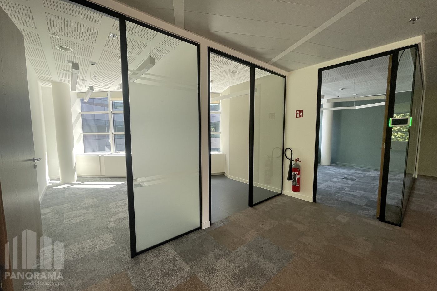 Moderne kantoorruimte van 811 m² te huur met hoogwaardige voorzieningen - foto 5
