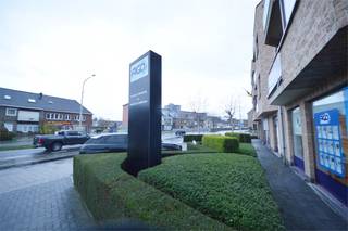 Top gelegen commercieel gelijkvloers, showroom of kantoor met een opp. van ca. 240 m². <br />Grote troef is de passage, zichtbaarheid (tevens reclametotem aanwezig) en de aanwezigheid van 4 voorgelegen parkeerplaatsen, dewelke zijn inbegrepen in de maandelijkse huurprijs. <br />Het kantoor is momenteel ingericht als uitzendkantoor, met sanitair, bergruimte en kitchenette. <br />De meters voor de nutsvoorzieningen zijn afzonderlijk. <br />De maandelijkse huurprijs bedraagt 1.750 euro. <br />Optionele huur ondergrondse autostaanplaats is mogelijk aan 50 euro per maand per stuk. <br />Onroerende voorheffing en gemeenschappelijke kosten ten laste van de huurder. BESCHIKBAAR: 01 april 2026.<br />Benieuwd naar dit bedrijfsvastgoed te huur vlakbij het centrum van Aalst en de oprit van de E40? <br />Contacteer info@immodelestre.be of 054 33 62 52. <br />www.immodelestre.be <br />