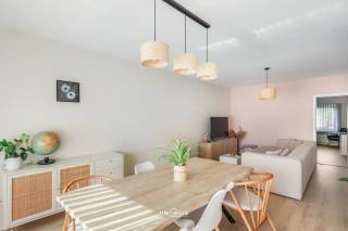 Op zoek naar een comfortabel en energiezuinig appartement op een toplocatie? Dan is dit verzorgde gelijkvloerse appartement in het hart van Puurs zeker een bezoek waard.<br />Het appartement beschikt over een lichtrijke leefruimte, een volledig uitgeruste keuken, twee volwaardige slaapkamers en een verzorgde badkamer. Dankzij de private tuin geniet u in alle rust van het buitenleven.<br />Extra troeven zijn de afgesloten garagebox én een bijkomende private staanplaats, zodat parkeren nooit een probleem vormt.<br />Met een EPC-label C en een volledig conforme elektriciteitskeuring bent u verzekerd van een energiezuinige en zorgeloze aankoop.<br />Ideaal als eigen woning of als investering. Interesse? Neem vandaag nog contact op voor een bezoek en ontdek zelf de troeven van dit mooie appartement!<br />