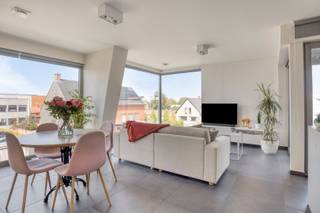 De lichtrijke living is hier top ...<br /><br />Dit appartement is gelegen in een appartementsblok op een boogscheut van het centrum van Wevelgem. Direct valt de eigentijdse uitstraling op. <br />Het appartement bevindt zich op de tweede verdieping van dit kleine en rustige appartementsgebouw.<br />In de leefruimte bieden de ramen over de volledige breedte enorm veel daglicht. De open keuken is modern en smaakvol ingericht (kookplaat, dampkamp, combi-oven, ijskast en vaatwasmachine). Vanuit de leefruimte kunnen we het terras aan de straatkant bereiken. Dit terras is heel stijlvol met glazen balustrade. Het is hier heel aangenaam verpozen. Verder komen we vanuit de nachthal in de badkamer met douche en wastafel. Er is ook toegang tot een apart toilet en 2 slaapkamers. Vanuit de achterste slaapkamer kunnen we ook hier terug een terras met ingemaakte kasten betreden. De rolgordijnen en de mooie lichtarmaturen doorheen het appartement zorgen voor de 'finishing touch'.<br />Er hoort ook een garagestaanplaats bij het appartement en er is een lift aanwezig in het gebouw. <br /><br />Dit appartement is zeker het bezoeken waard!