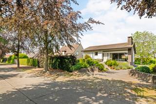 Villa op een perceel van 900 m² in het gegeerde villapark De Piste te Zulte.Deze uitstekend onderhouden woning biedt een ruime lichtrijke leefruimte met parketvloer, volledig uitgeruste keuken met eetplaats, 3 slaapkamers, badkamer, tweede badkamer met aansluitende bureau/studieruimte, inpandige garage en een volledig onderkelderde verdieping met diverse bergingen en technische ruimtes.Aangelegde tuin met extra vrijstaande garage achteraan het perceel. De woning is bovendien uitgerust met een lift en diverse voorzieningen voor minder mobiele personen.Topligging in een residentiële en rustige omgeving, met alle comfort van gelijkvloers wonen.Meer info of bezoek? arne@immobeguin.be