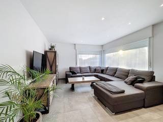 Gunstig gelegen halfopen woning die dankzij haar slimme indeling bijzonder ruim aanvoelt. De royale inkomhal verbindt vlot alle leefruimtes.De...