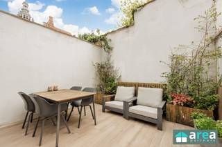 <p><span>Achter deze verzorgde en stijlvolle gevel schuilt een charmante, volledig gerenoveerde woning in de trendy Boho-wijk, op wandelafstand van het levendige Moorkensplein. Deze instapklare woning combineert hedendaags comfort met een moderne uitstraling en beschikt over drie slaapkamers en een aangename, zuidgerichte stadskoer. Dankzij de uitstekende ligging bevindt u zich op een steenworp van tal van hippe adresjes, gezellige cafés en restaurants. Bovendien biedt de directe omgeving een uitgebreid aanbod aan voorzieningen: winkels, scholen, apotheken en openbaar vervoer zijn allemaal vlot bereikbaar. </span></p><p><span> </span></p><p><span>Grootste troeven:</span></p><p><span>-Centrale gegeerde locatie</span></p><p><span>-Instapklare woning, mooi gerenoveerd</span></p><p><span>-Gunstig EPC (B) van 118kWh/(m²jaar)</span></p><p><span>-Geïsoleerd dak </span></p><p><span>-Gezellige zuidgerichte stadskoer</span></p><p><span> </span></p><p><span>Indeling:</span></p><p><span>-Kelder: praktische kelder (8m²), ideaal voor stockage.</span></p><p><span>-GLVL: bij het binnekomen via de inkomhal worden we verwelkomt door een sneakpeak van de keuken. De keuken, die volledig is geïnstalleerd, gaat naadloos over in de eetkamer. Achteraan bevindt zich de ruim en lichte living met doorgang naar de gezellige zuidgerichte stadskoer (20m²). Tot slot is er nog een apart toilet beschikbaar.</span></p><p><span>-V1: Hier treffen we de 1ste volwaardige slaapkamer terug alsook een ingerichte badkamer met inloopdouche en aansluiting voor het wasmachine en droogkast.</span></p><p><span>-V2: Bovenaan bevinden zich 2 slaapkamers (16m² &amp; 8m²), waarvan de grotere geniet van een extra mezzanine (6m²)</span></p><p><span> </span></p><p><span>Schrijf je nu in voor de kijkdag! </span></p><p><span>Voor meer informatie kan u terecht bij Area Partners: info@area.be of 03/284.60.60</span></p>